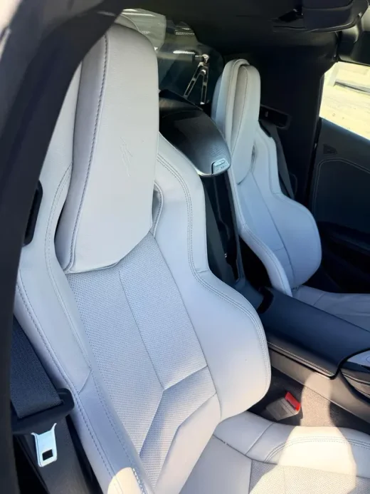 Asientos en tono claro del Chevrolet Corvette C8